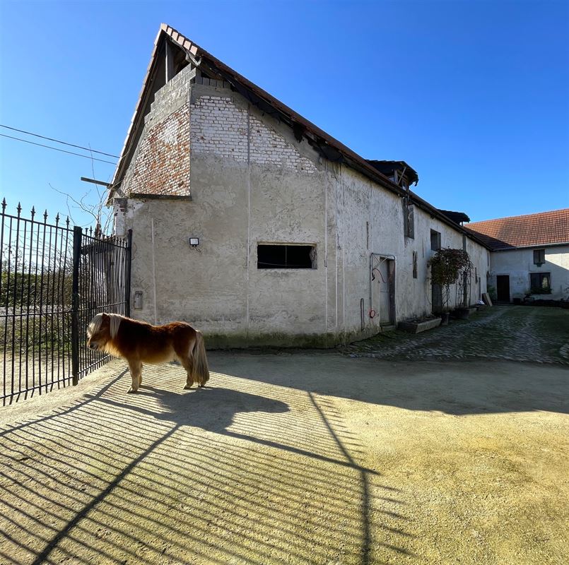 Partie d'une ferme à réhabiliter dans un cadre verdoyant