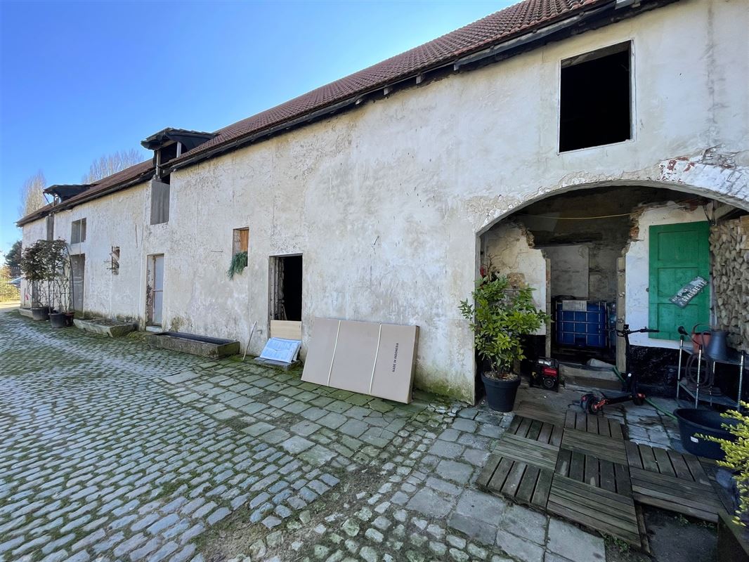 Partie d'une ferme à réhabiliter dans un cadre verdoyant