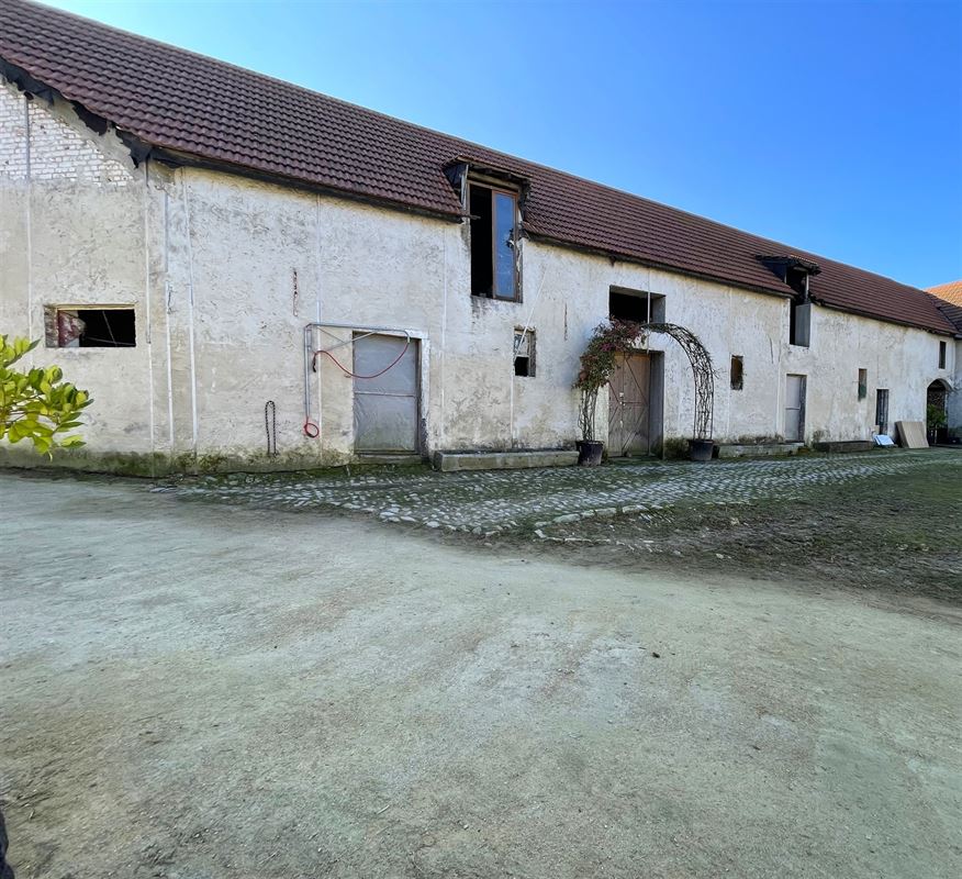 Partie d'une ferme à réhabiliter dans un cadre verdoyant