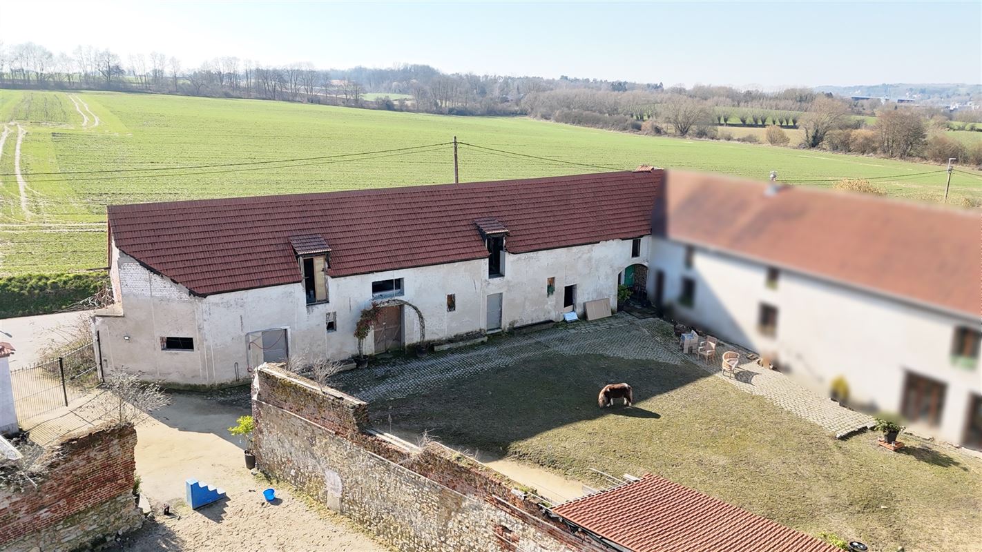 Partie d'une ferme à réhabiliter dans un cadre verdoyant