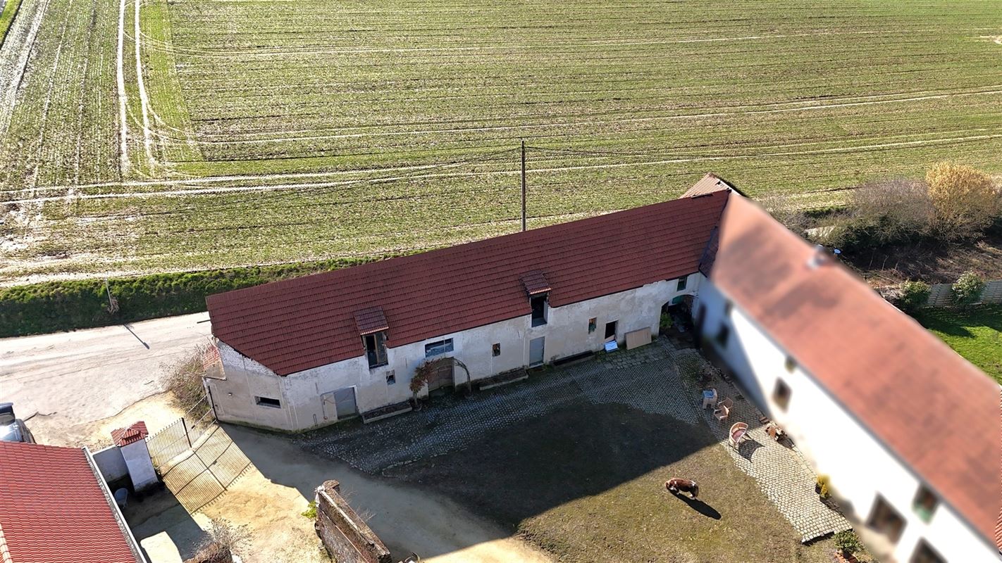 Partie d'une ferme à réhabiliter dans un cadre verdoyant