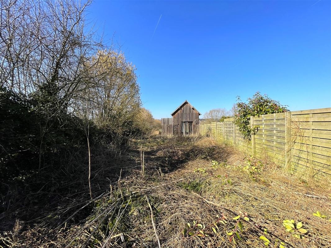 Partie d'une ferme à réhabiliter dans un cadre verdoyant