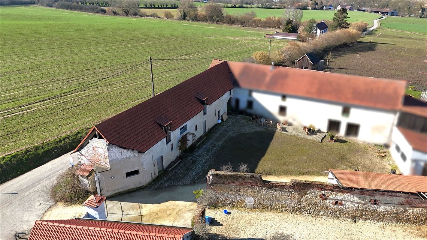Partie d'une ferme à réhabiliter dans un cadre verdoyant