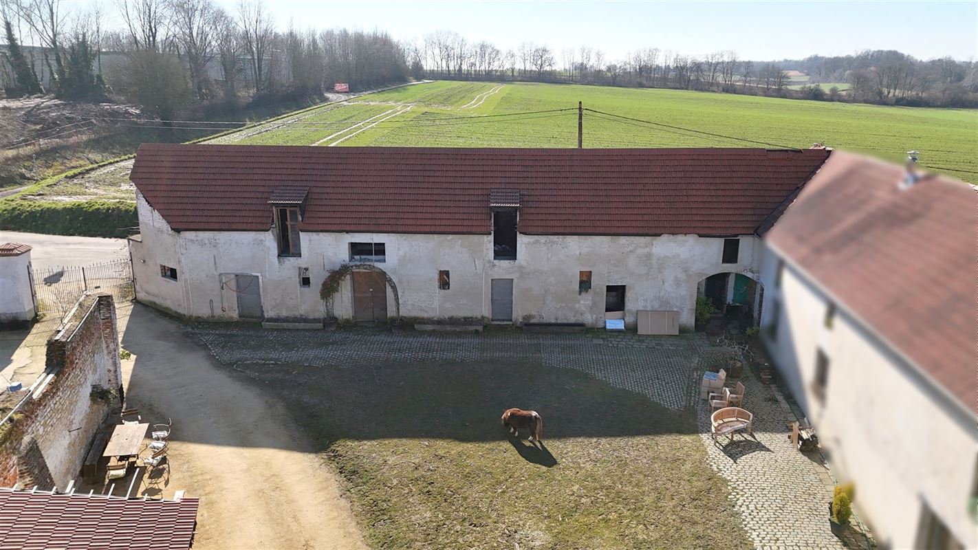 Partie d'une ferme à réhabiliter dans un cadre verdoyant