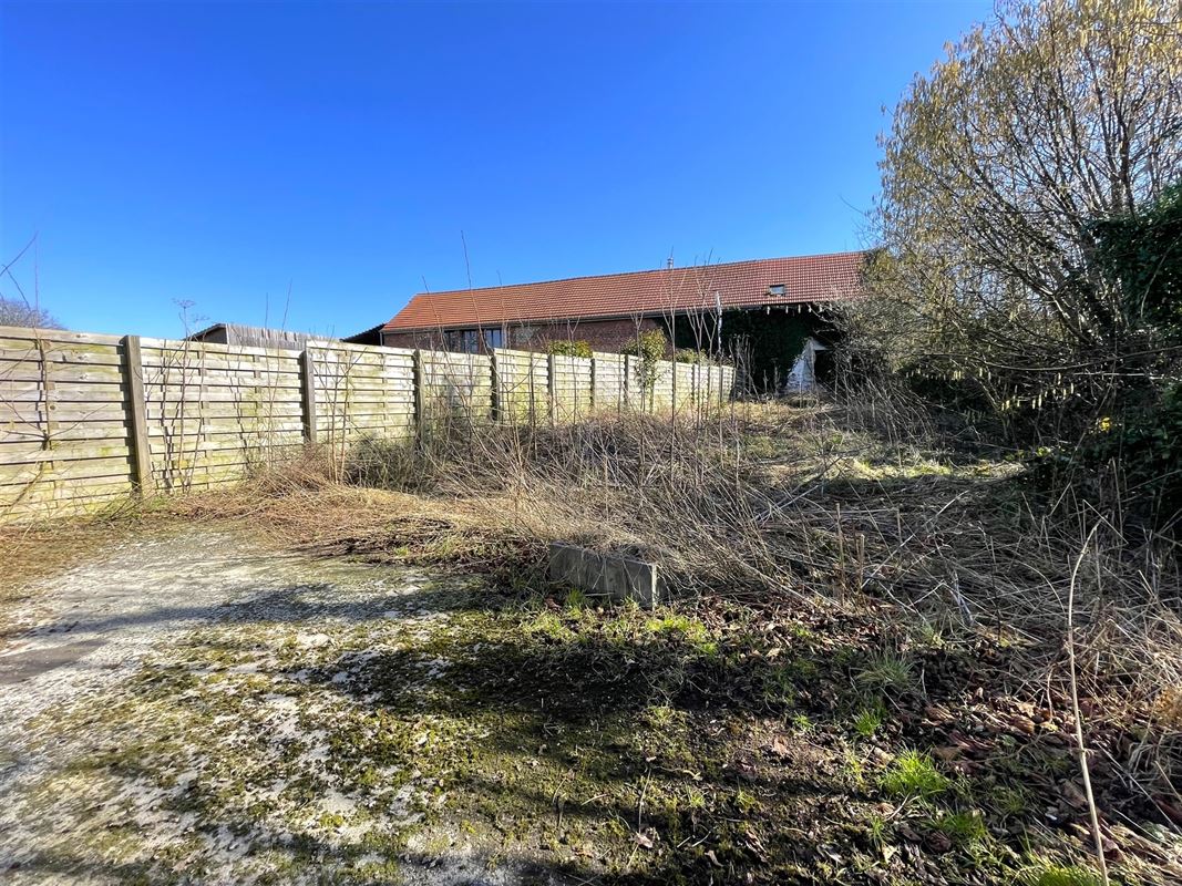 Partie d'une ferme à réhabiliter dans un cadre verdoyant