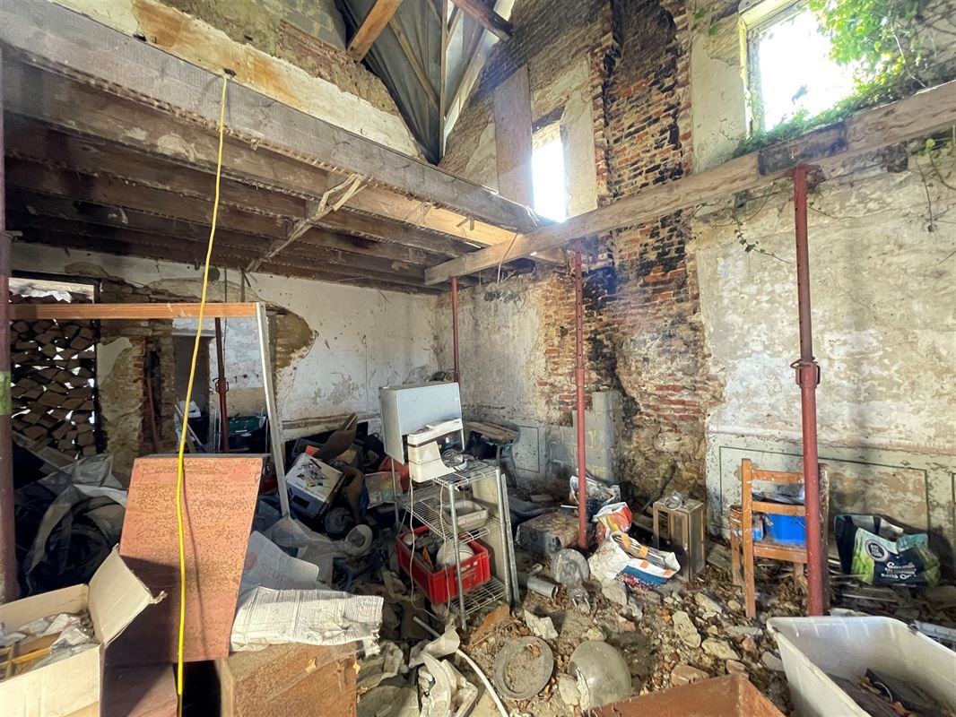 Partie d'une ferme à réhabiliter dans un cadre verdoyant