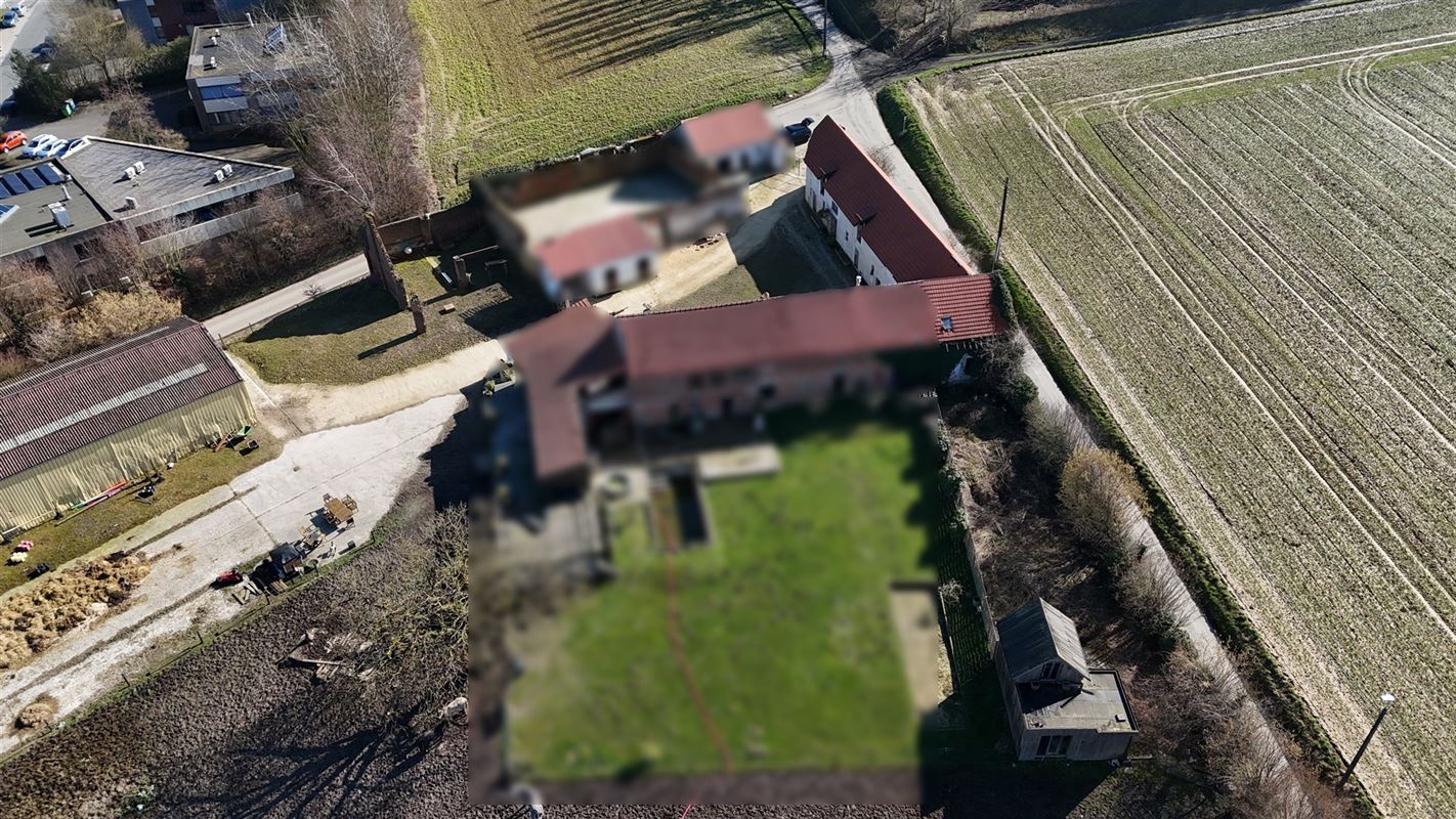 Partie d'une ferme à réhabiliter dans un cadre verdoyant