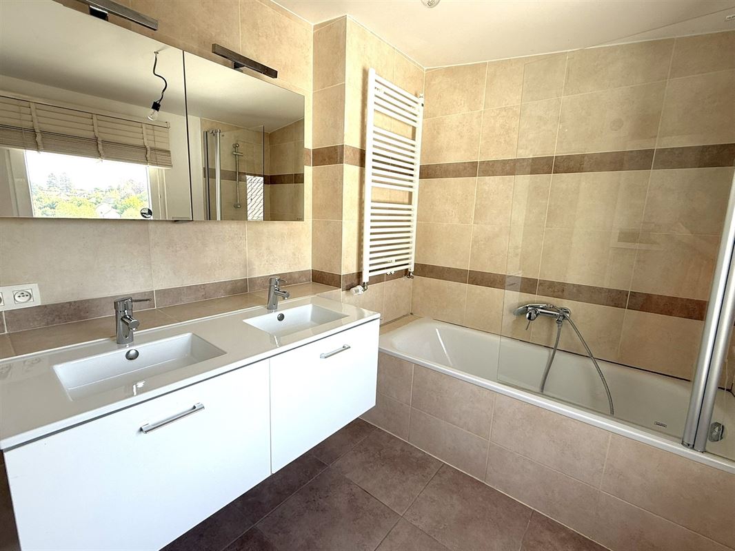 CHARME - PETIT IMMEUBLE - CENTRAL - RENOVE