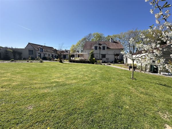 Splendide double habitation! 2 adresses- 2 parcelles!