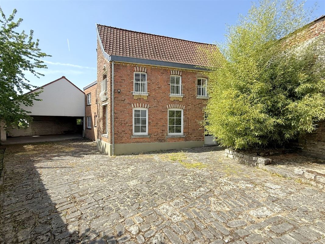 CHARME - PETIT IMMEUBLE - CENTRAL - RENOVE