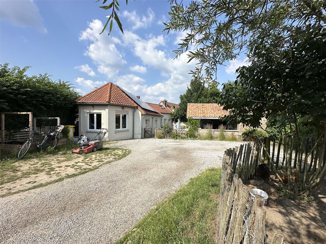 Charmante maison 3chambres - en retrait de la rue!