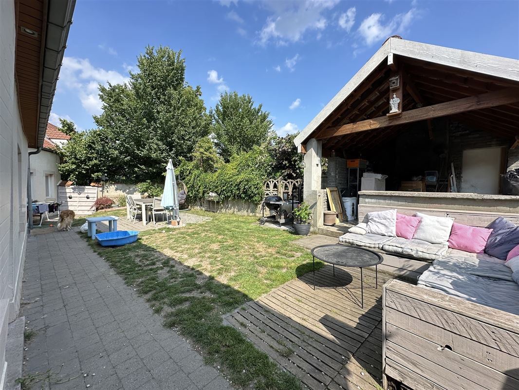 Charmante maison 3chambres - en retrait de la rue!