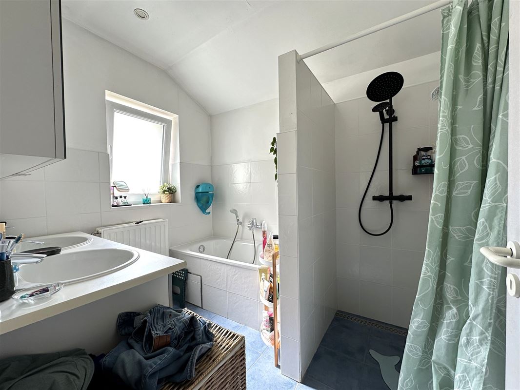 Charmante maison 3chambres - en retrait de la rue!