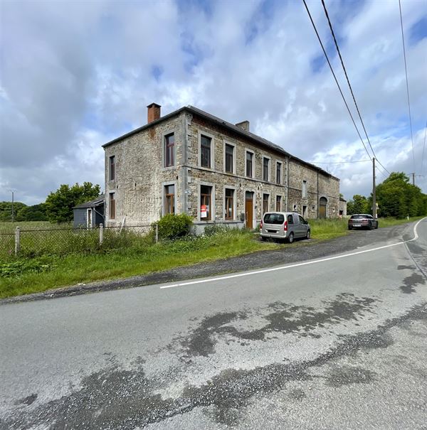 Propriété à rénover entièrement - Beau potentiel