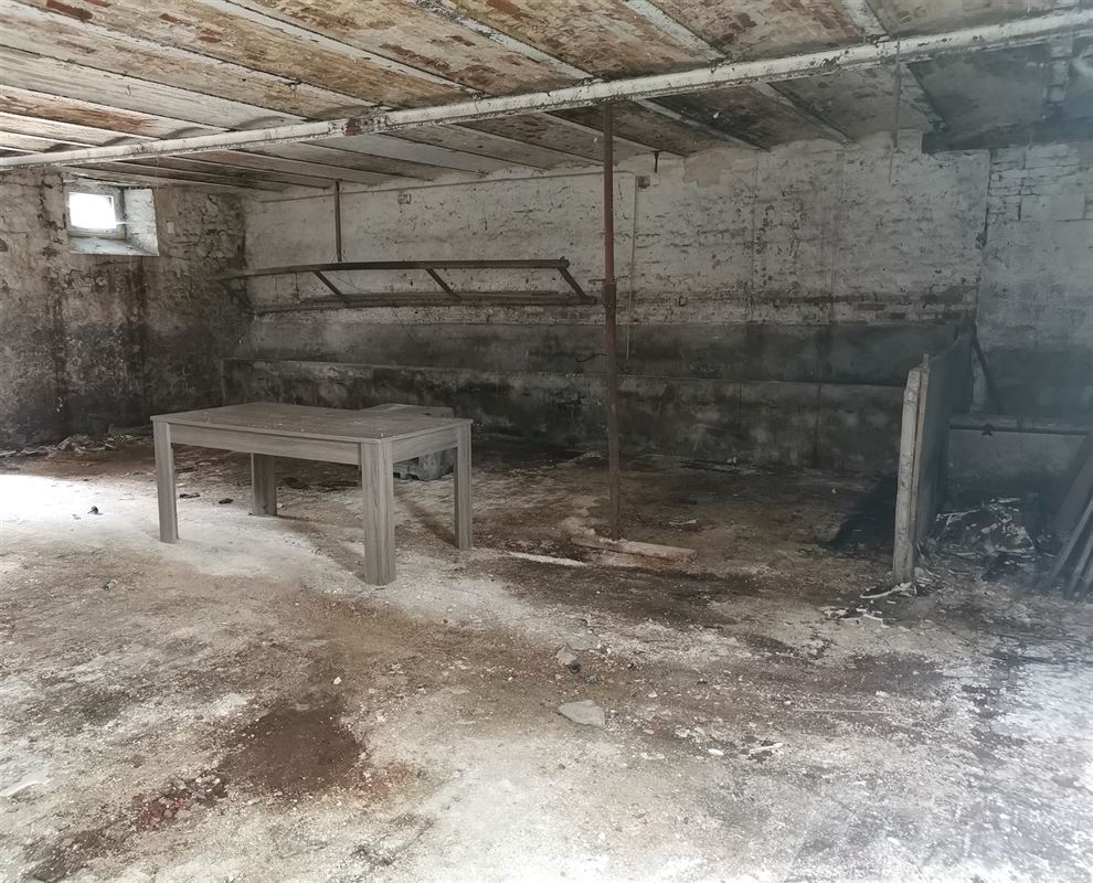 Propriété à rénover entièrement - Beau potentiel