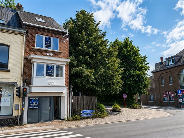 Petit immeuble de rapport RÉNOVÉ à Basse-Wavre!