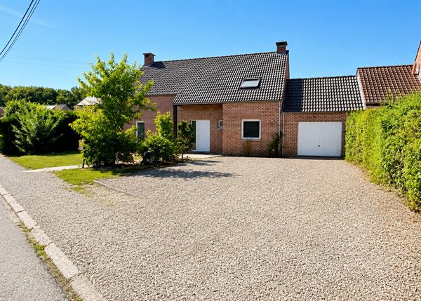 Jolie maison avec grand jardin à Grand-Leez