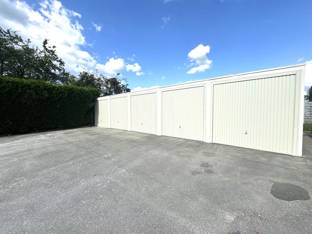 GARAGE FERMÉ – EN RETRAIT DE LA RUE