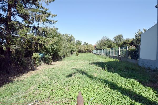 Terrain à bâtir de 8 ares 10 Ca, proposant 10 mètres de façade