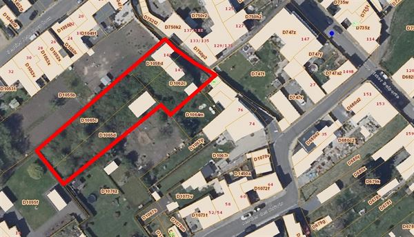 Ruines avec beau jardin sur et avec 14 ares 56 centiares