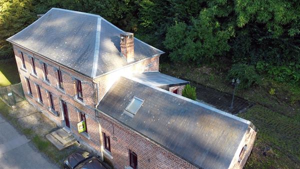 Dans un cadre bucolique, bâtiment comprenant deux logements