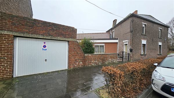 Maison à rénover + cour et garage