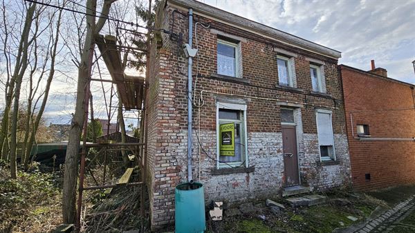 SOUS OPTION - PLUS DE VISITE -  Maison à restaurer + cour et jardin séparé