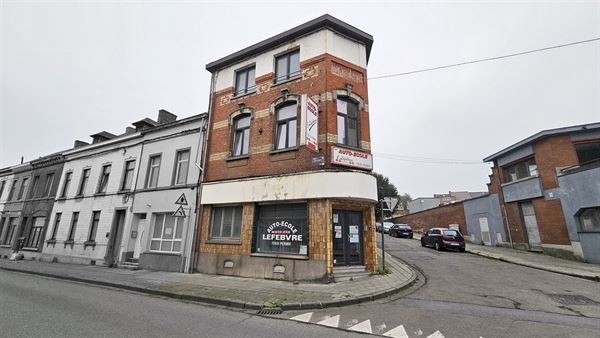 Bâtiment de commerce + logement collectif de 4 unités