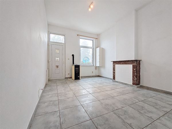 SOUS OPTION - PLUS DE VISITE - Chouette petite maison habitable rapidement + cour