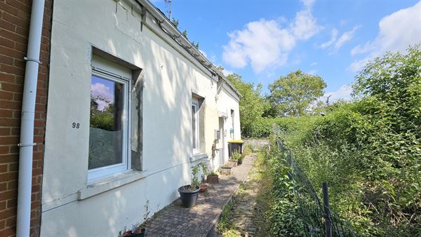 Maison à restaurer + cour et garage