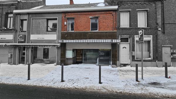 Ancienne maison de commerce facilement aménageable en habitation