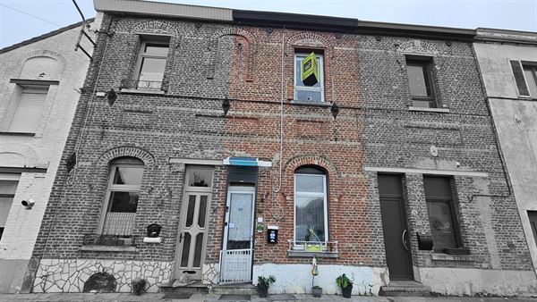 Maison à rafraichir + cour et parkings