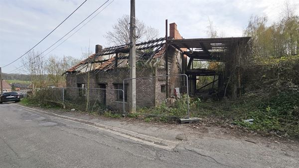 Maison incendiée sur et avec 6 ares 95 ca.