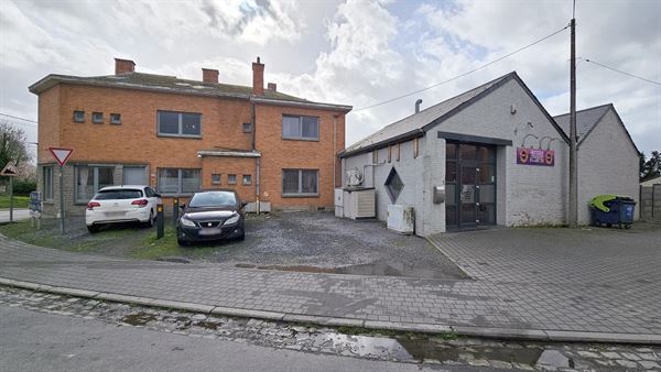 Bâtiment de rapport comprenant deux appartements et un commerce. Le tout loué !