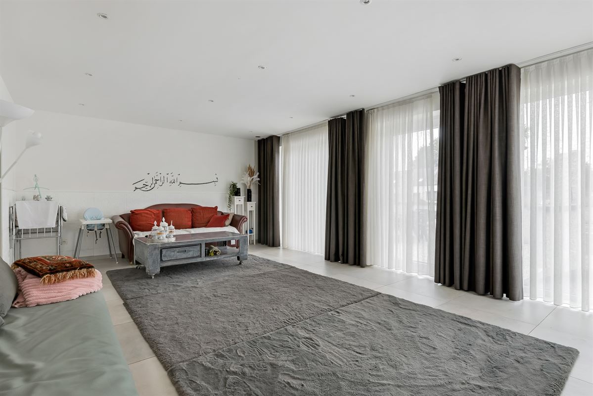 RECENTE WONING MET 6 SLAAPKAMERS VLAKBIJ CENTRUM KOERSEL