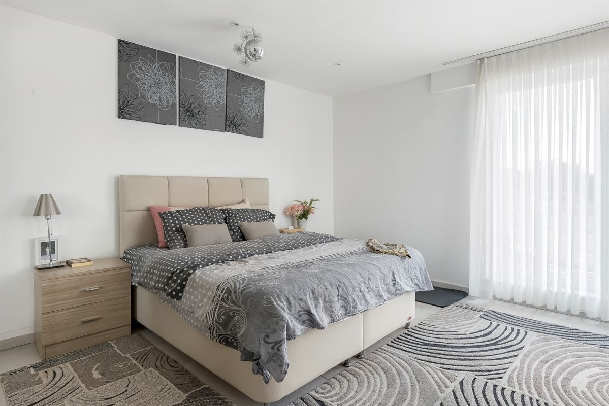 RECENTE WONING MET 6 SLAAPKAMERS VLAKBIJ CENTRUM KOERSEL