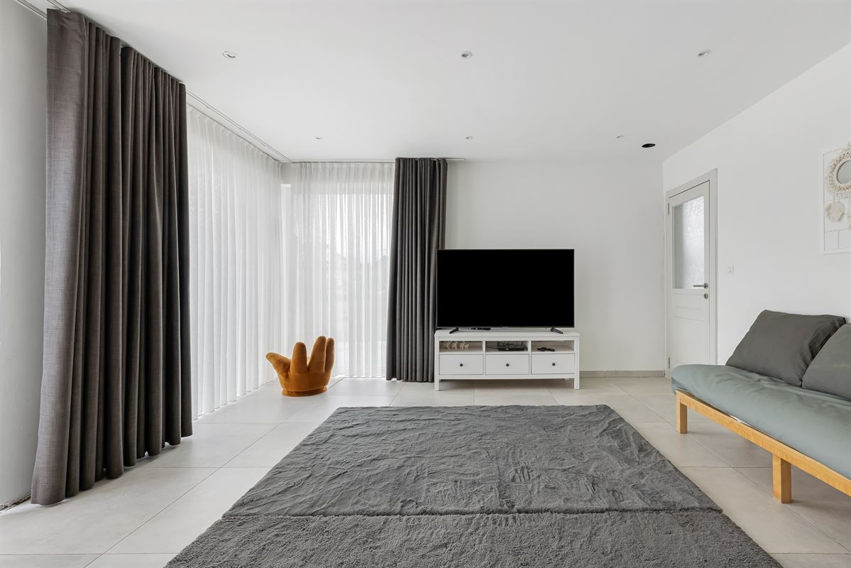 RECENTE WONING MET 6 SLAAPKAMERS VLAKBIJ CENTRUM KOERSEL
