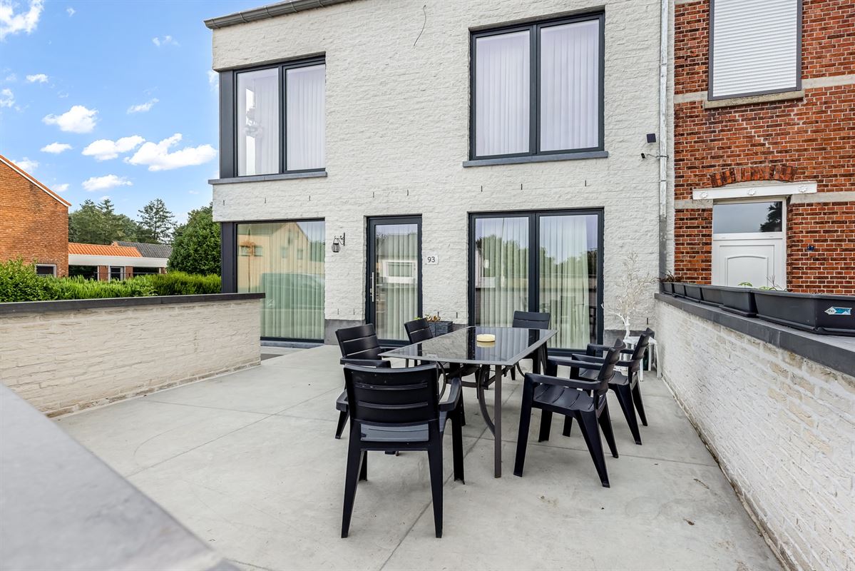 RECENTE WONING MET 6 SLAAPKAMERS VLAKBIJ CENTRUM KOERSEL