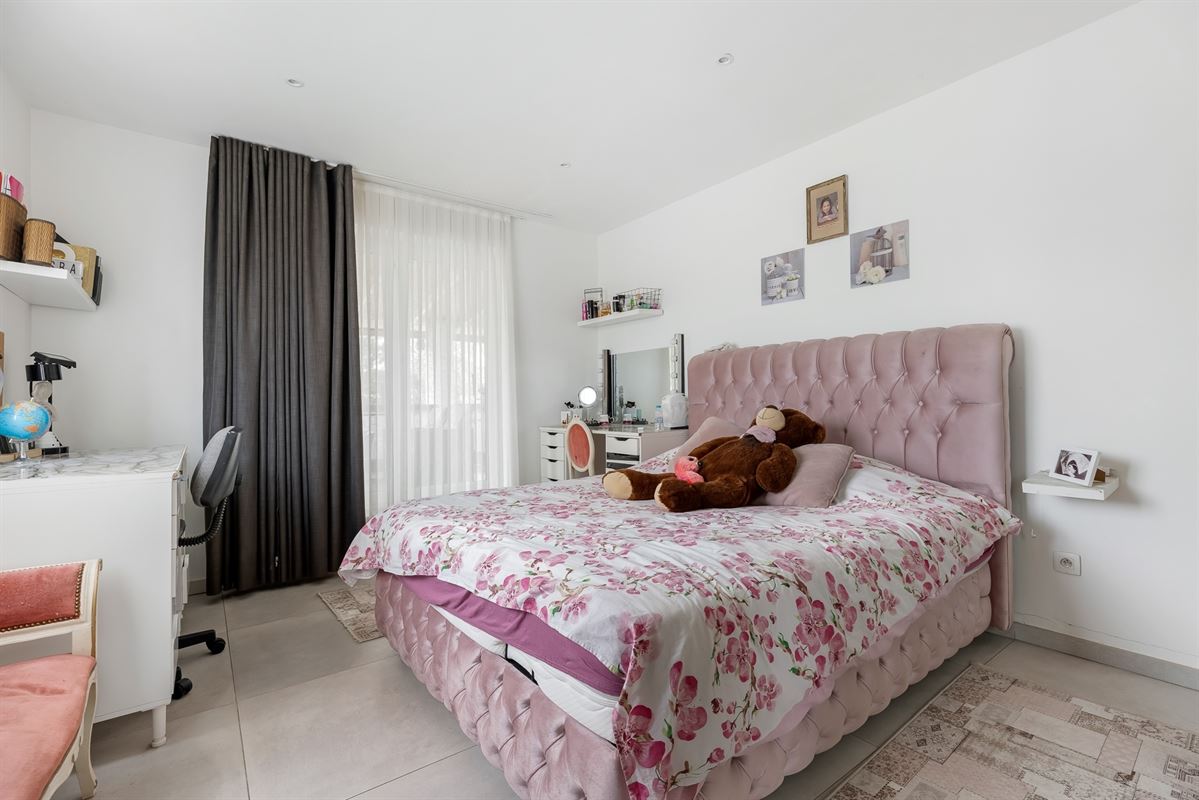 RECENTE WONING MET 6 SLAAPKAMERS VLAKBIJ CENTRUM KOERSEL