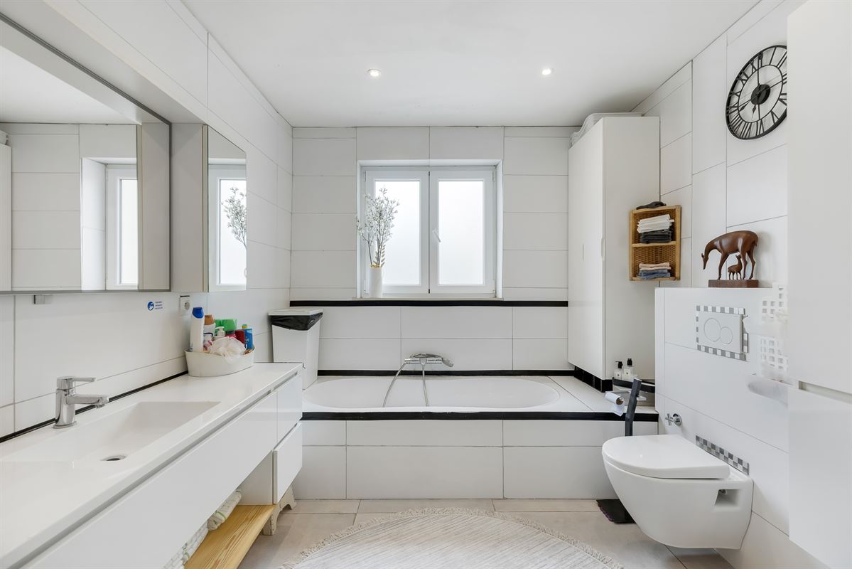RECENTE WONING MET 6 SLAAPKAMERS VLAKBIJ CENTRUM KOERSEL