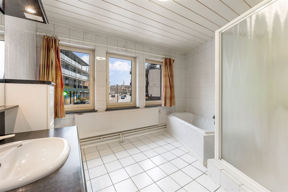 HORECA PAND MET GOEDE VISIBILITEIT EN RUIM APPARTEMENT GELEGEN P DE MARKT VAN BERINGEN