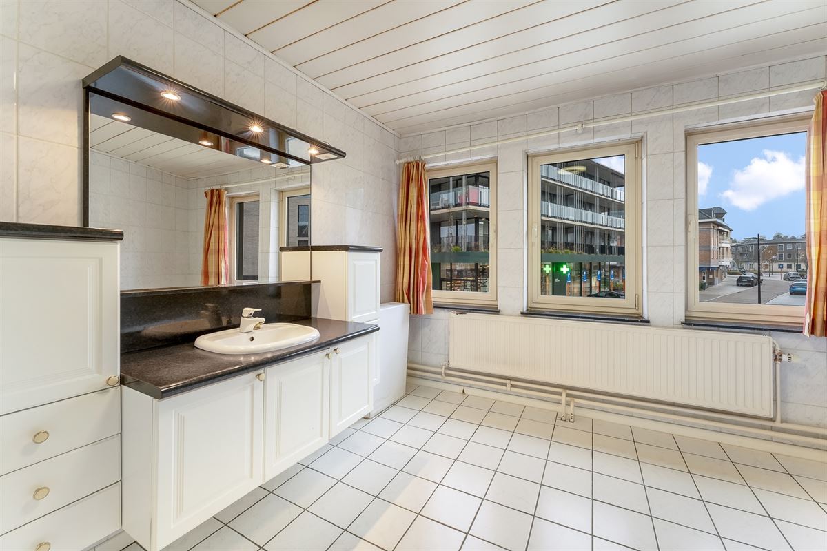 HORECA PAND MET GOEDE VISIBILITEIT EN RUIM APPARTEMENT GELEGEN P DE MARKT VAN BERINGEN