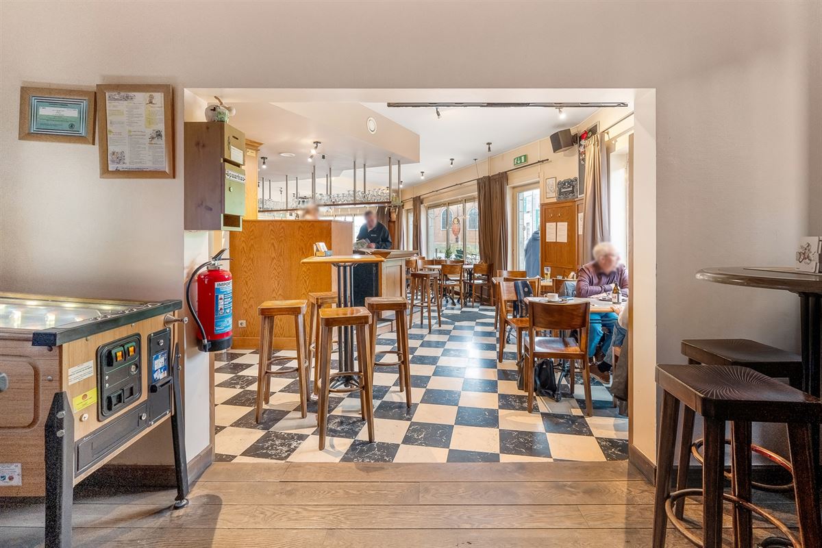 HORECA PAND MET GOEDE VISIBILITEIT EN RUIM APPARTEMENT GELEGEN P DE MARKT VAN BERINGEN
