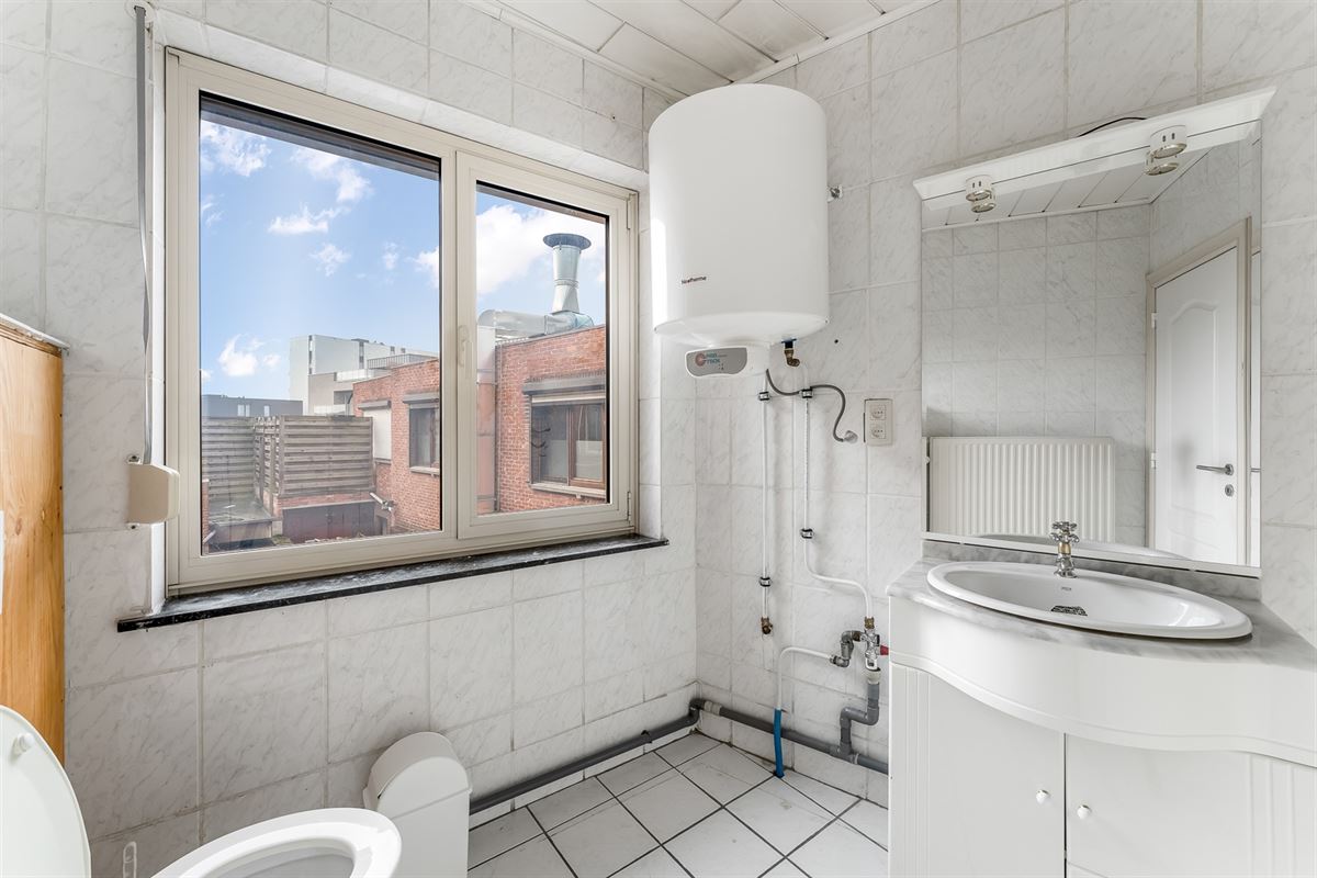 HORECA PAND MET GOEDE VISIBILITEIT EN RUIM APPARTEMENT GELEGEN P DE MARKT VAN BERINGEN