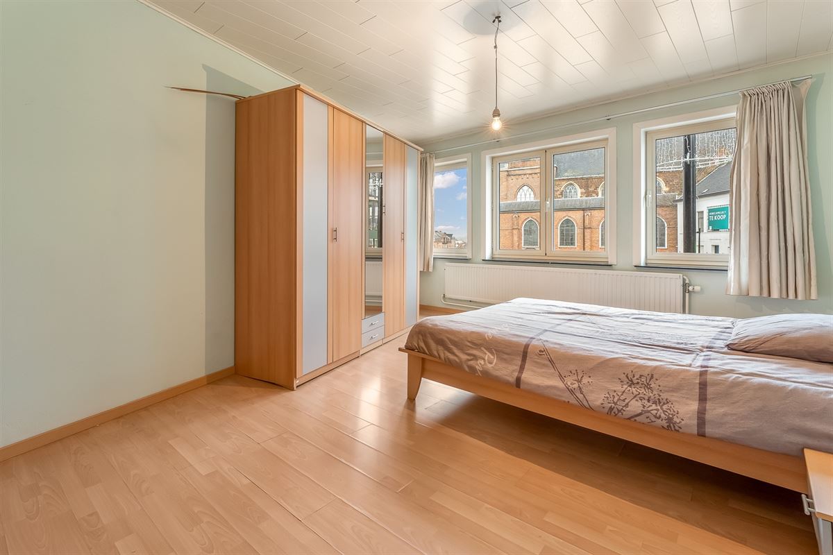 HORECA PAND MET GOEDE VISIBILITEIT EN RUIM APPARTEMENT GELEGEN P DE MARKT VAN BERINGEN
