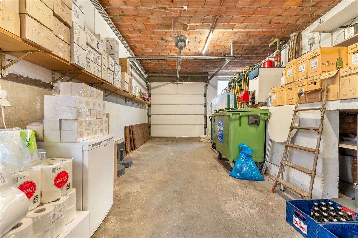 HORECA PAND MET GOEDE VISIBILITEIT EN RUIM APPARTEMENT GELEGEN P DE MARKT VAN BERINGEN
