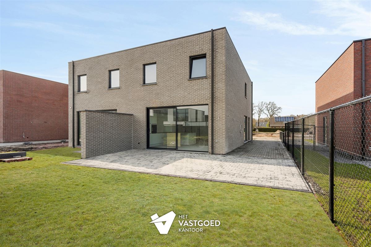 MODERNE AFGEWERKTE NIEUWBOUWWONING OP CENTRALE EN RUSTIGE LIGGING TE PEER
