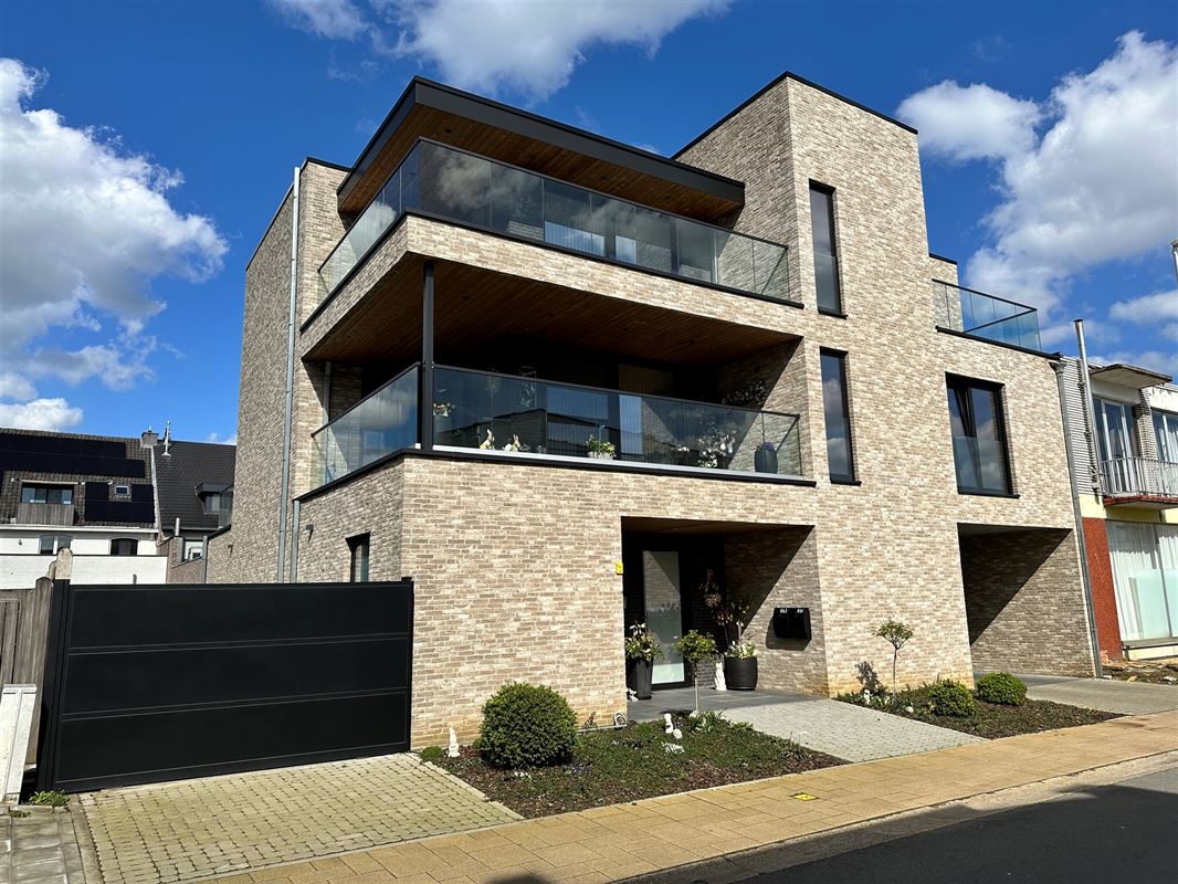 UNIEKE PENTHOUSE MET 2 SLAAPKAMERS, RUIME TERRASSEN EN GARAGE TE PAAL