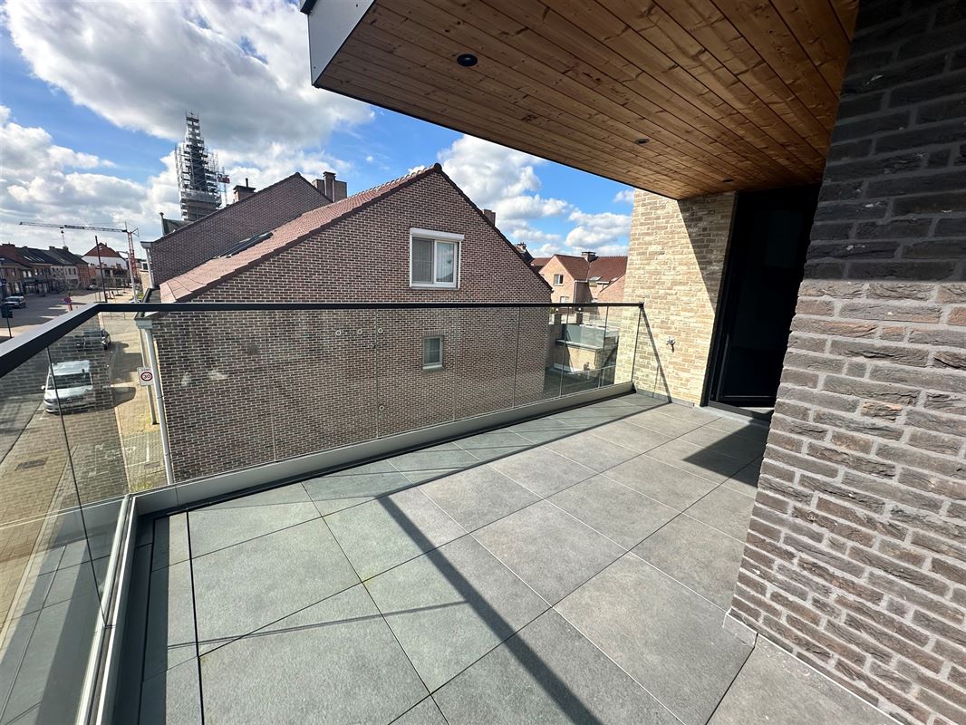 UNIEKE PENTHOUSE MET 2 SLAAPKAMERS, RUIME TERRASSEN EN GARAGE TE PAAL