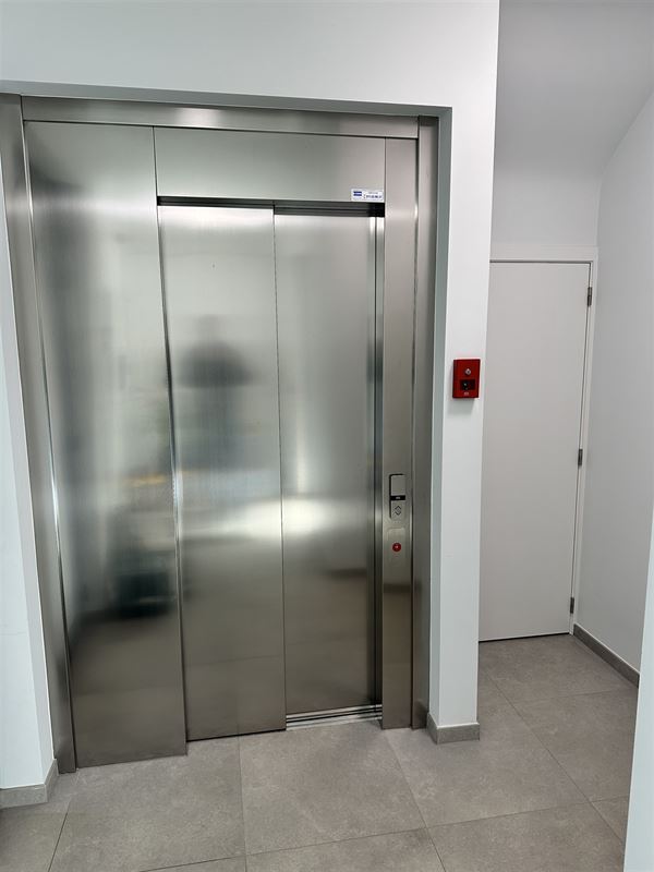UNIEKE PENTHOUSE MET 2 SLAAPKAMERS, RUIME TERRASSEN EN GARAGE TE PAAL